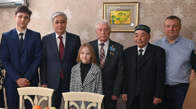 Токаев побывал в гостях у 100-летнего ветерана ВОВ в Западно-Казахстанской области