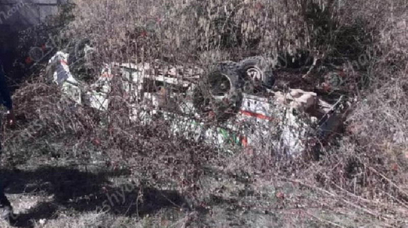 На юге Армении автобус со школьниками упал в реку