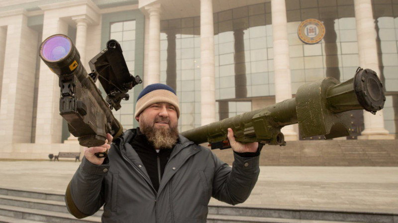 "Мы обязательно вернем их НАТОвским наемникам" - Кадыров похвастался трофейным оружием