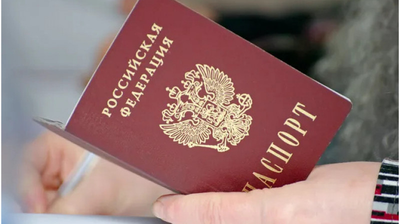 В России у госслужащих забирают загранпаспорта