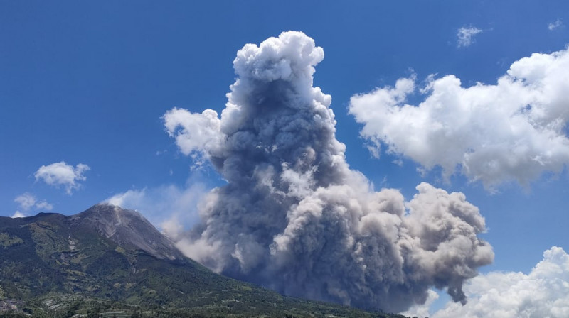 В Индонезии началось извержение вулкана Мерапи. ВИДЕО