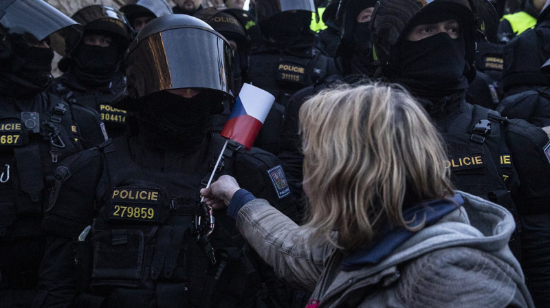 Протестующие пытались сорвать украинский флаг в Праге