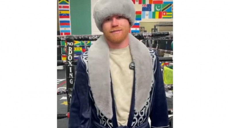 Сауль Альварес қазақ кәсіпкерін шапан киіп құттықтады