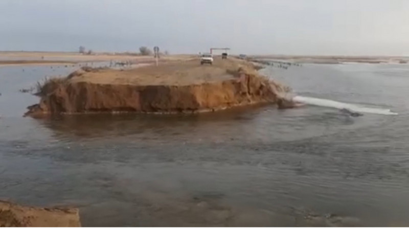 В Атырауской области вскрыли участок дороги из-за паводковых вод