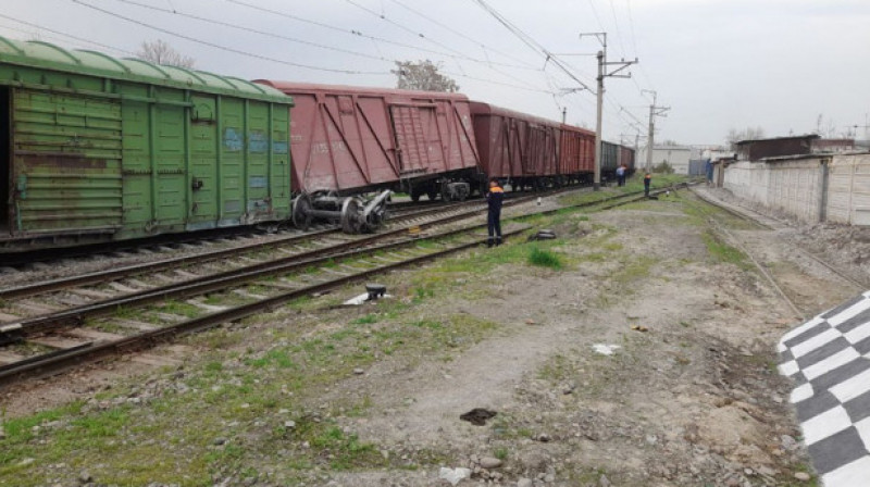 Вагоны грузового поезда, направлявшегося в Казахстан, сошли с рельсов в Ташкенте