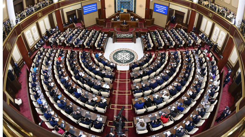 62,5% опрошенных казахстанцев убеждены, что партии и кандидаты не представляют их интересы