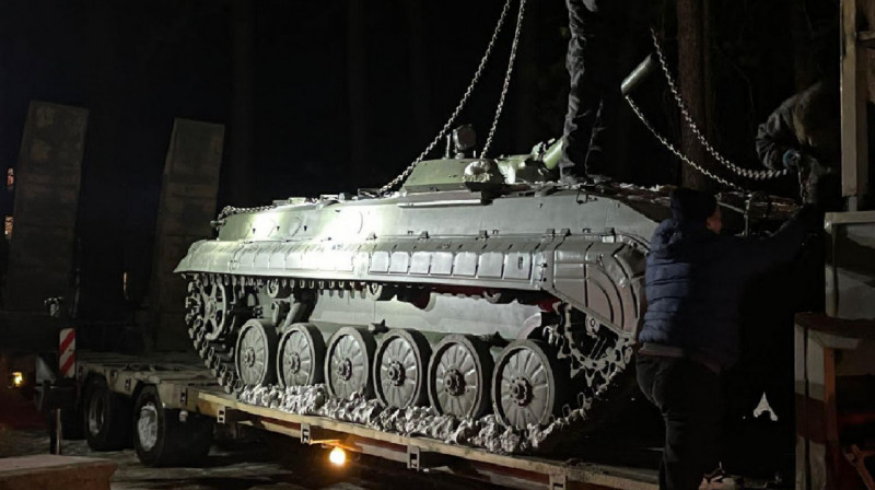 В России вместо обещанной детской площадки установили БМП