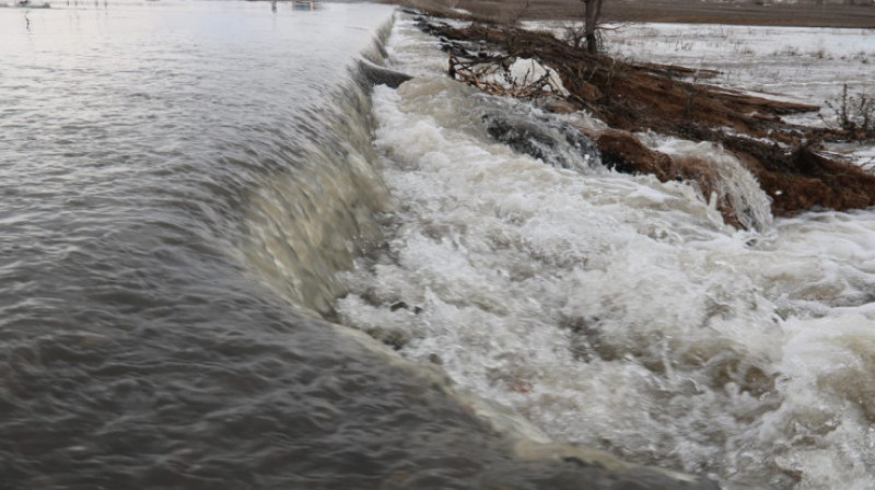 Батыс Қазақстанда су тасқынына тосқауыл қою жұмыстары жалғасып жатыр