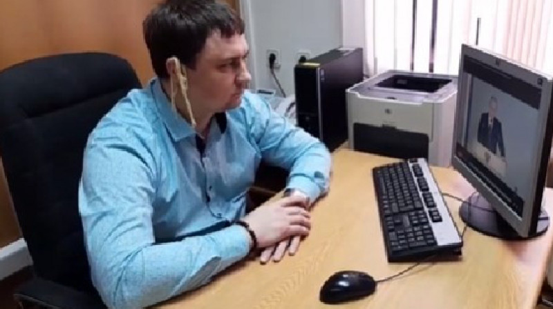 В РФ депутата оштрафовали за просмотр послания Путина с лапшой на ушах