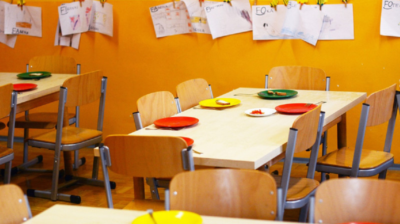 Хлеб и чай: родители возмутились питанием малышей в детсаду Алматы