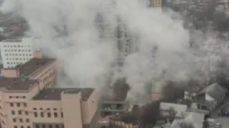 Здание ФСБ горит в Ростове-На-Дону, очевидцы сообщают о мощном взрыве. ВИДЕО