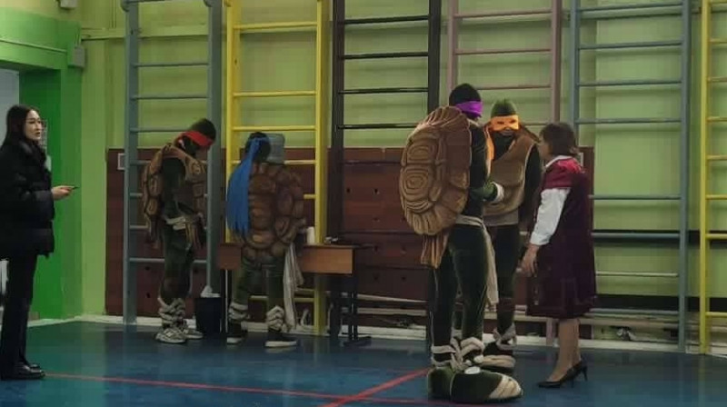 Избиратели пришли на один из участков в костюмах черепашек-ниндзя
