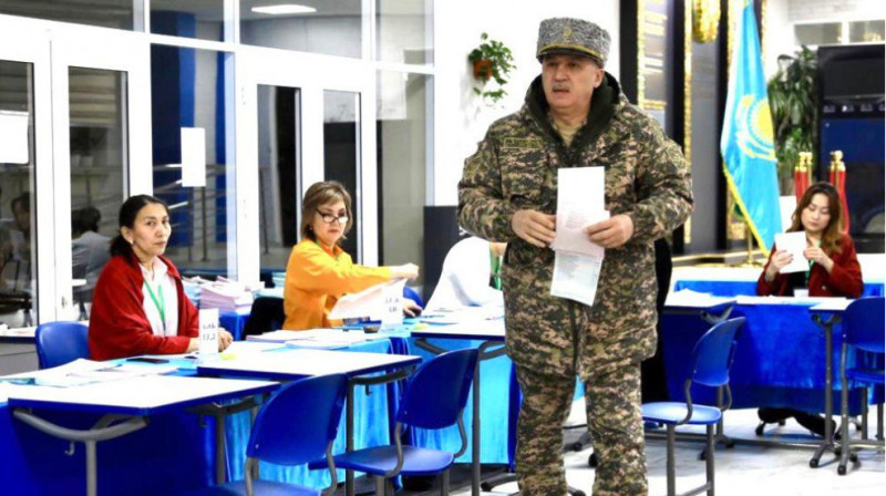 Министр обороны Казахстана принял участие в выборах депутатов