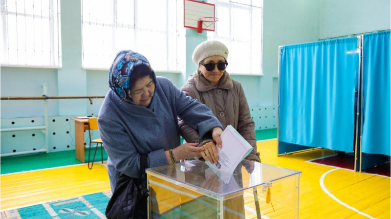 На большей территории Казахстана завершились выборы: явка составила 54%
