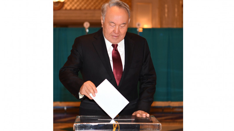 Назарбаев проголосовал на выборах и ушел от вопросов журналистов