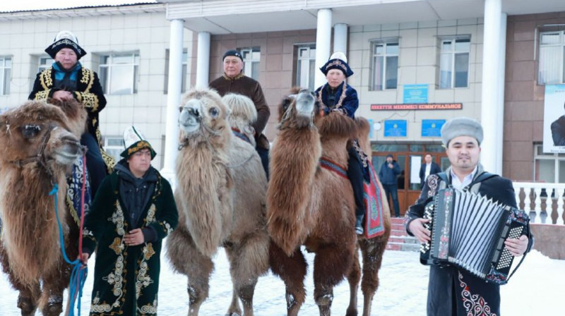 В Талдыкоргане мужчина приехал на голосование верхом на верблюде