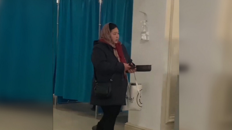 Женщина пришла на избирательный участок с адыраспаном