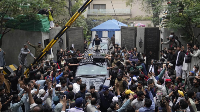 Экс-премьера Пакистана обвинили в терроризме