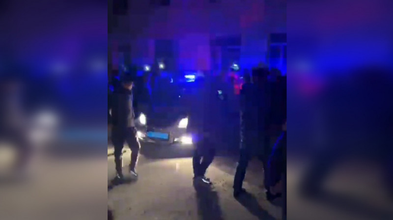 В Шымкенте произошла потасовка с полицией и наблюдателями