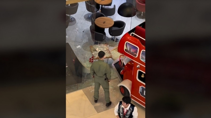 Детский автобус протаранил стеклянную стену в ТРЦ Алматы