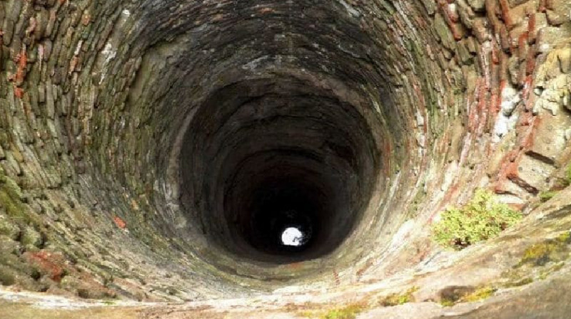 В Актюбинской области годовалая девочка упала в глубокий колодец