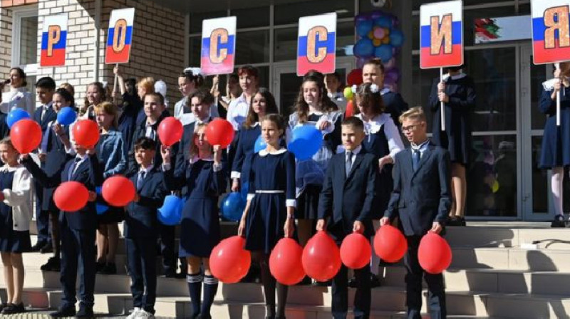 Пропаганда для российских школьников будет продолжаться в каникулы