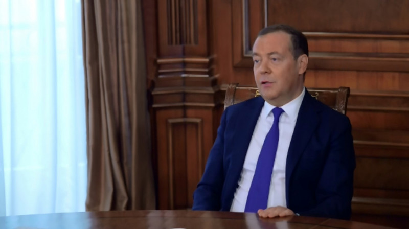 "Ищите правильных пиратов": Медведев призвал бесплатно скачивать западные фильмы