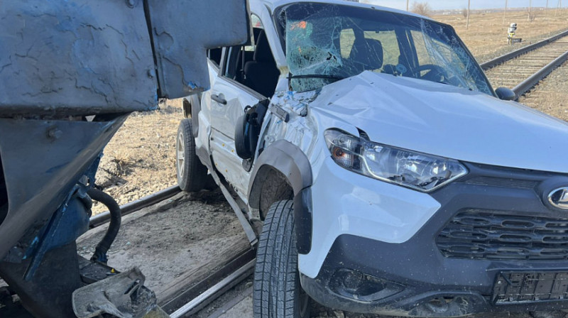 Пассажирский поезд столкнулся с автомобилем в Актюбинской области