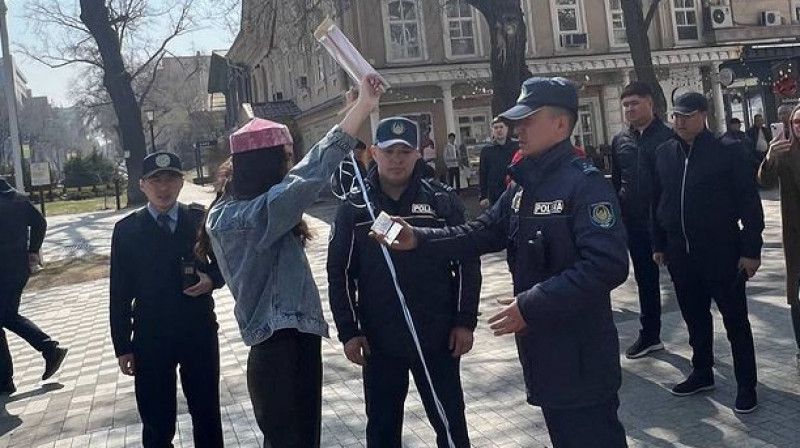 "У нас украли честные выборы": активистку в Алматы задержали за одиночный пикет