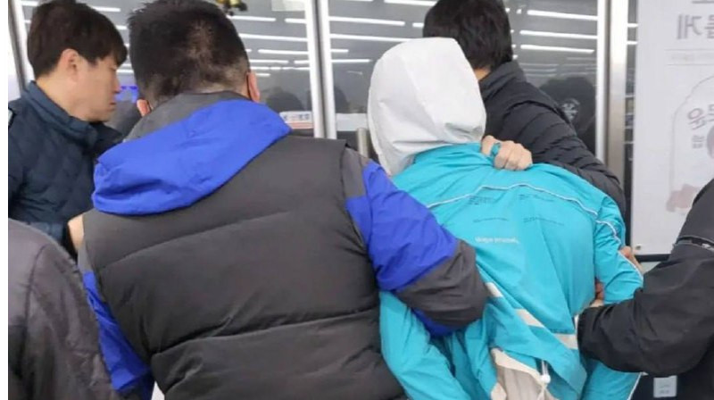 Двое казахстанцев сбежали из аэропорта в Корее