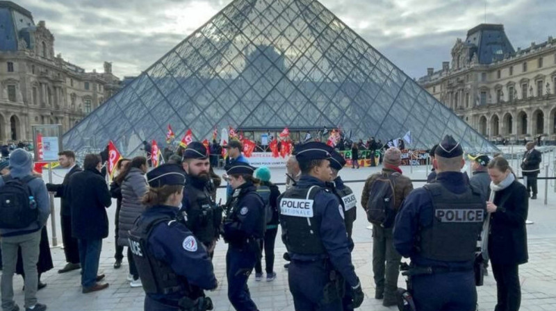 К протестам в Париже присоединились сотрудники Лувра