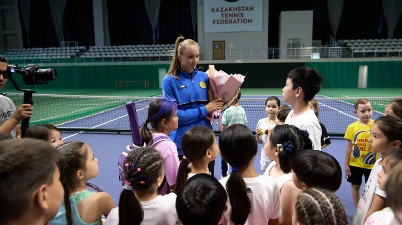 Рыбакина раздала юным казахстанским теннисисткам по 2,5 млн тенге