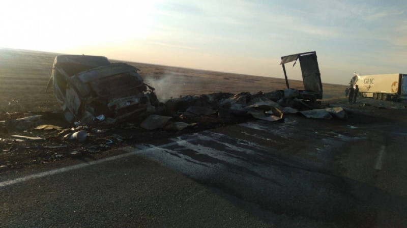 В Актюбинской области столкнулись две фуры – есть погибший