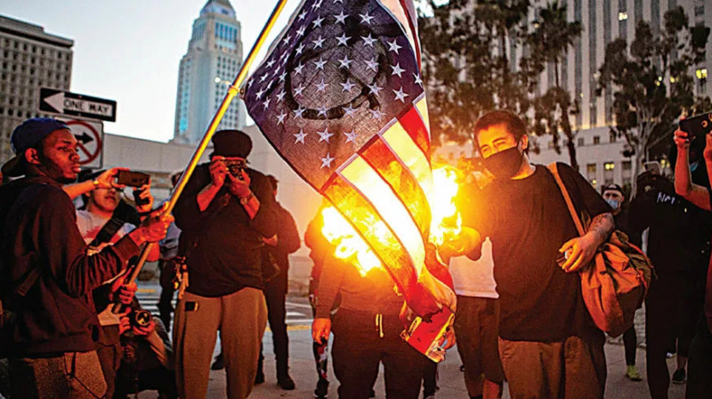 США обвинили в регулярной организации цветных революций