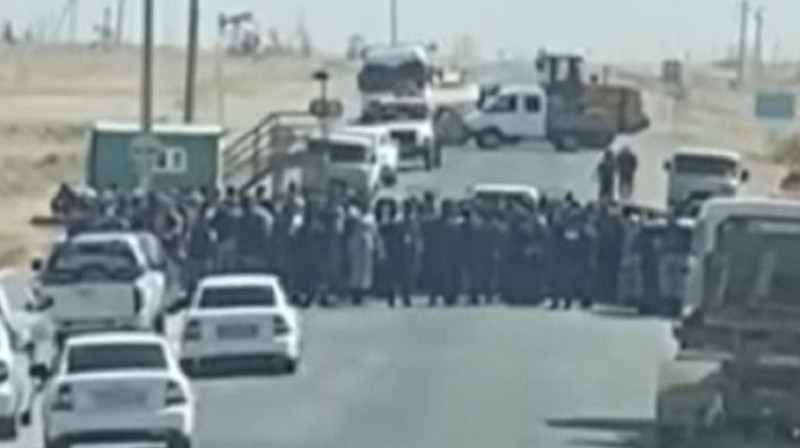 В Мангистау нефтяники обратились к бастующим сельчанам