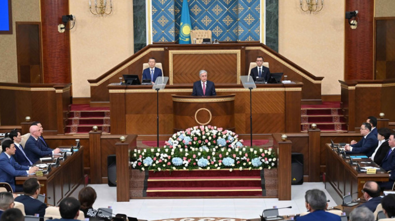 Депутаттар популизмге, жеке бастың мүддесіне жол бермеуі керек - Тоқаев