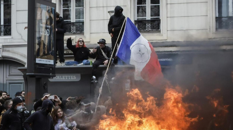 Десятый день протестов во Франции: полиция применила водометы