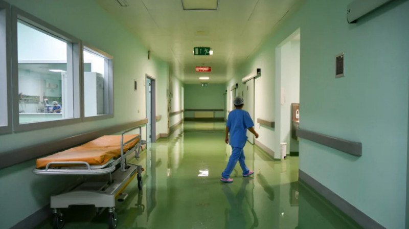 Семь учеников госпитализировали из-за распыленного баллончика в школе Алматы