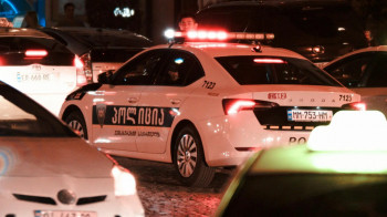 В Тбилиси авто влетело в сквер и сбило двух детей