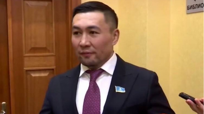 Журналистерге жауап беруден қашқан депутат кешірім сұрады