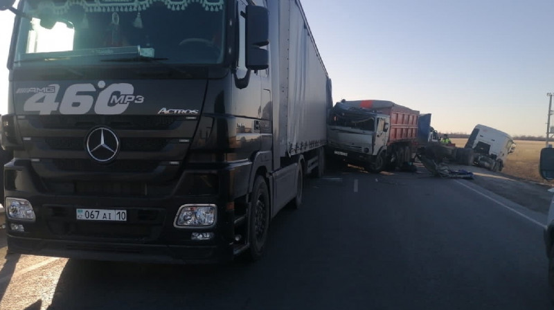 Казахстанские грузовики попали в крупное ДТП в РФ