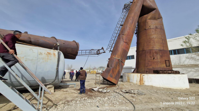 Шквальный ветер в Кызылорде погнул трубу предприятия