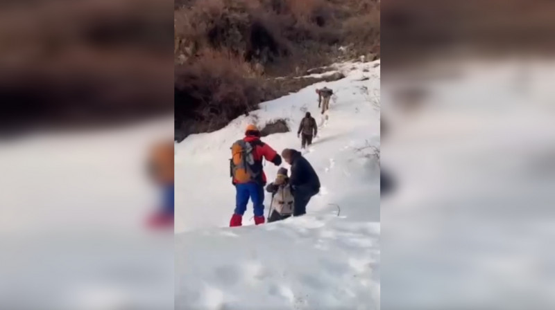 Туристы в горах Алматы попали под лавину