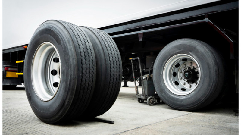 В Подольске работника шиномонтажа убило взорвавшимся колесом. ВИДЕО