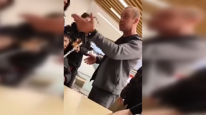 В Санкт-Петербурге двое нетрезвых мужчин напали на подростков в торговом центре. ВИДЕО
