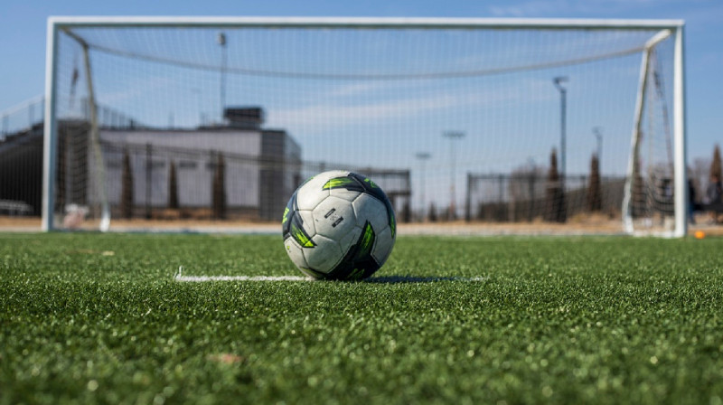 В Караганде на ребенка упали футбольные ворота