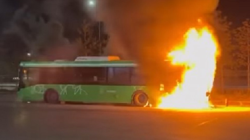 Пассажирский автобус сгорел на рынке в Алматы