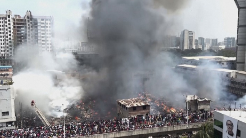 Популярный вещевой рынок в Бангладеш сгорел дотла