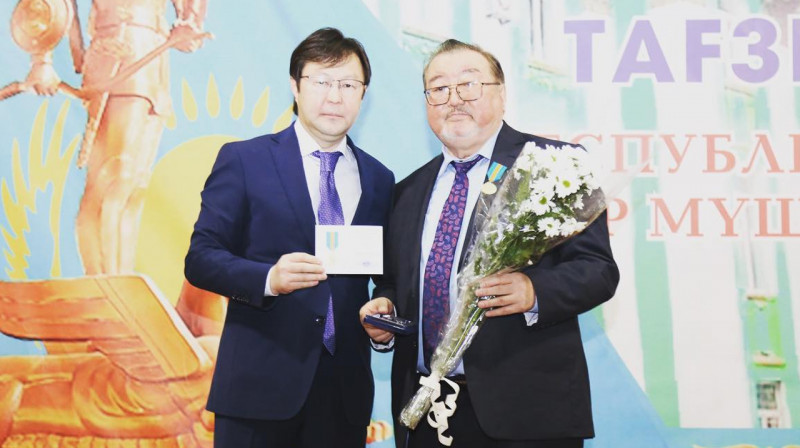 Жазушылар одағы басшыларының бірі "спектакль" болатынын мәлімдеп қызметінен кетті