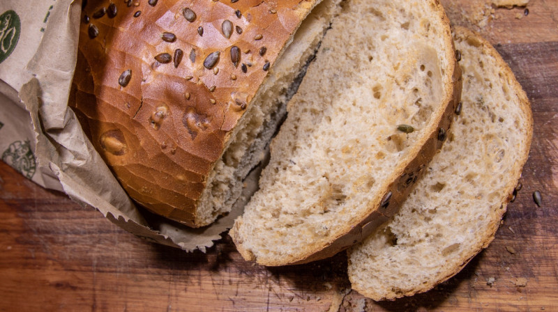 «Это жадность?»: хлеб по 1000 тенге продают в Алматы